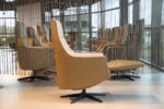 Elektrisch verstelbaar relaxfauteuil / relaxstoel Twinz 106 in Leer Polo 1026 kleur Taupe met Stof Santero 60 kleur creme van Gealux met 3 motoren en accu. Direct leverbaar. - Afbeelding 2