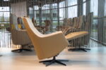 Elektrisch verstelbaar relaxfauteuil / relaxstoel Twinz 106 in Leer Polo 1026 kleur Taupe met Stof Santero 60 kleur creme van Gealux met 3 motoren en accu. Direct leverbaar. - Afbeelding 3