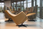 Elektrisch verstelbaar relaxfauteuil / relaxstoel Twinz 106 in Leer Polo 1026 kleur Taupe met Stof Santero 60 kleur creme van Gealux met 3 motoren en accu. Direct leverbaar. - Afbeelding 4