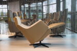 Elektrisch verstelbaar relaxfauteuil / relaxstoel Twinz 106 in Leer Polo 1026 kleur Taupe met Stof Santero 60 kleur creme van Gealux met 3 motoren en accu. Direct leverbaar. - Afbeelding 5