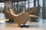 Elektrisch verstelbaar relaxfauteuil / relaxstoel Twinz 106 in Leer Polo 1026 kleur Taupe met Stof Santero 60 kleur creme van Gealux met 3 motoren en accu. Direct leverbaar. - Afbeelding 6