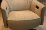 Elektrisch verstelbaar relaxfauteuil / relaxstoel Twinz 106 in Leer Polo 1026 kleur Taupe met Stof Santero 60 kleur creme van Gealux met 3 motoren en accu. Direct leverbaar.