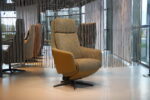Sta op stoel Elektrisch verstelbaar relaxfauteuil Twinz 8043 in leer prestige olive met Stof multi color groen van Gealux 2 motoren met accu. Direct leverbaar.