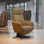 Sta op stoel Elektrisch verstelbaar relaxfauteuil Twinz 8043 in leer prestige olive met Stof multi color groen van Gealux 2 motoren met accu. Direct leverbaar.