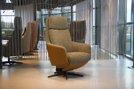 Sta op stoel Elektrisch verstelbaar relaxfauteuil Twinz 8043 in leer prestige olive met Stof multi color groen van Gealux 2 motoren met accu. Direct leverbaar.