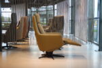 Sta op stoel Elektrisch verstelbaar relaxfauteuil Twinz 8043 in leer Prestige olive met stof multi color groen van Gealux 2 motoren met accu. Direct leverbaar. - Afbeelding 3