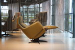 Sta op stoel Elektrisch verstelbaar relaxfauteuil Twinz 8043 in leer Prestige olive met stof multi color groen van Gealux 2 motoren met accu. Direct leverbaar. - Afbeelding 6