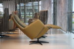 Elektrisch verstelbaar relaxfauteuil / relaxstoel Twinz 8140 in leer Prestige olive met Stof multi color groen van Gealux met 3 motoren en accu. Direct leverbaar. - Afbeelding 6